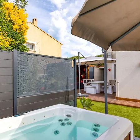 6 Personnes Avec Piscine فيلة