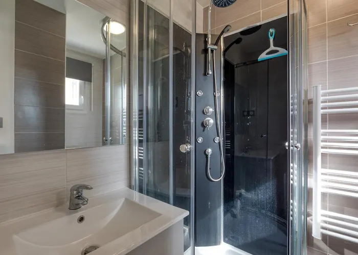 6 Personnes Avec Piscine Villa