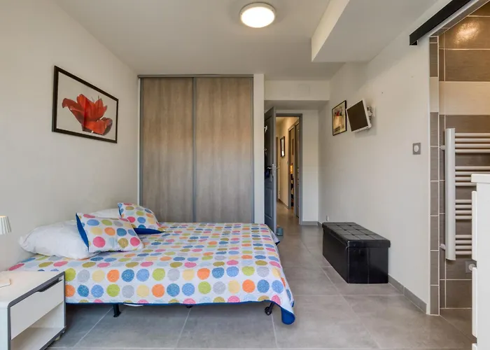 6 Personnes Avec Piscine Villa